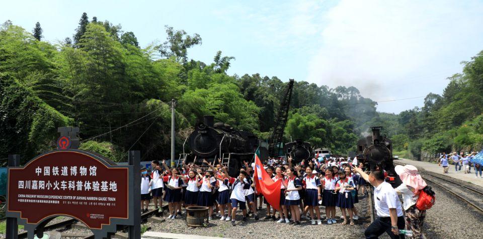 小火車上山坡_小火車上山_火車上山視頻