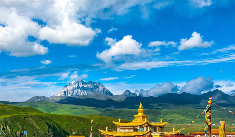 塔公草原，木雅金塔和雅拉雪山