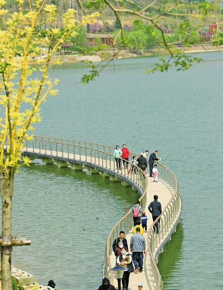 濟南鳳凰湖春意盎然，親子游、踏青游成主流，假日旅游市場回暖