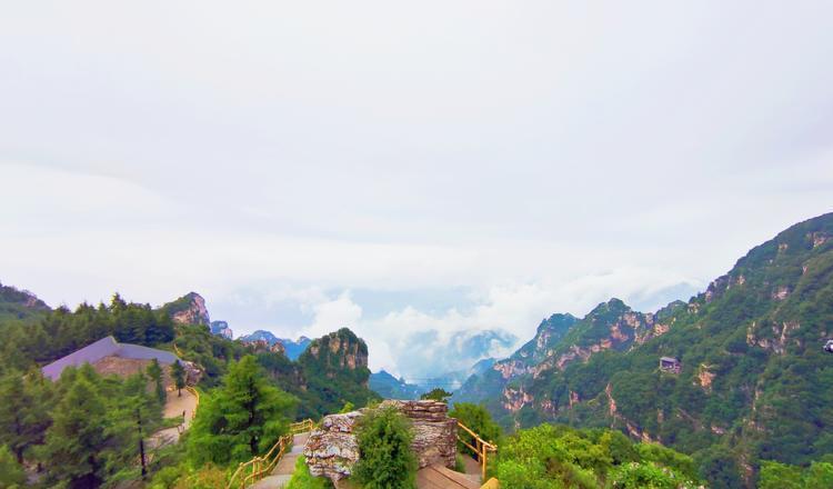 白石山地質公園：壯觀峰林地貌，云海玻璃棧道等你來