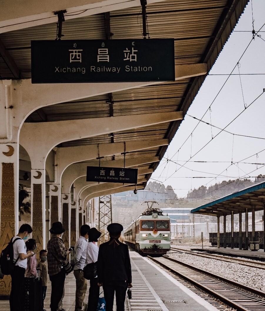 正藍旗火車站_火車站站臺藍色標志是什么車_火車站藍色