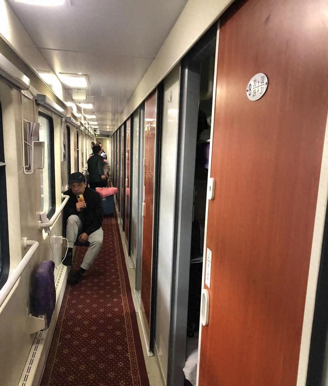 火車區別軟臥硬臥上鋪圖片_火車上硬臥和軟臥的區別_火車硬臥和軟臥哪個劃算