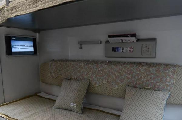 火車(chē)軟臥和硬臥是連著的嗎_火車(chē)區(qū)別軟臥硬臥上鋪圖片_火車(chē)上硬臥和軟臥的區(qū)別