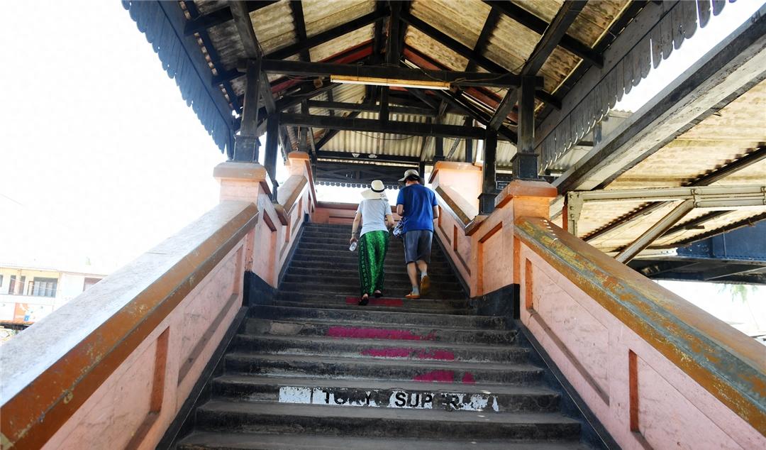 斯里蘭卡最美的風景:坐著海上小火車去旅行宛若置身童話世界