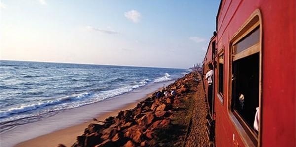 斯里蘭卡火車(chē)在海里_斯里蘭卡海邊小火車(chē)_斯里蘭卡的海邊鐵路