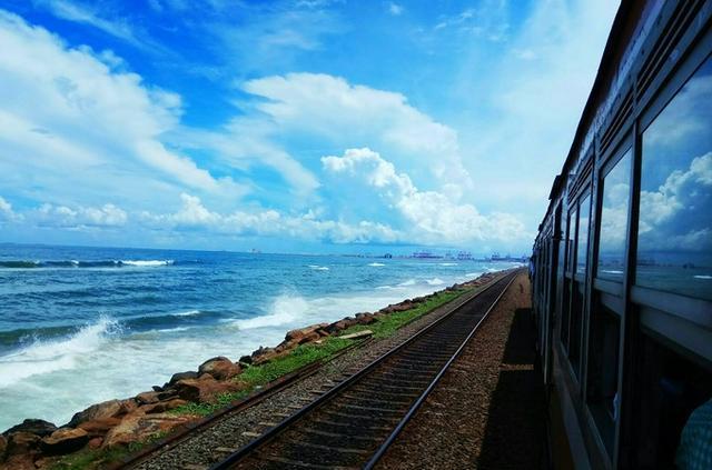 斯里蘭卡海邊小火車(chē)_斯里蘭卡的海邊鐵路_斯里蘭卡火車(chē)在海里