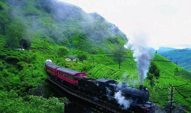 斯里蘭卡火車(chē)在海里_斯里蘭卡海邊小火車(chē)_斯里蘭卡的海邊鐵路