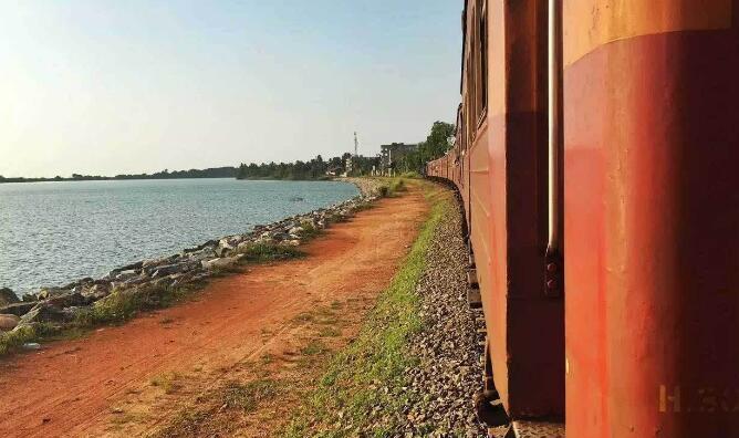 斯里蘭卡海邊小火車_斯里蘭卡海邊小火車游記_斯里蘭卡海嘯火車事故