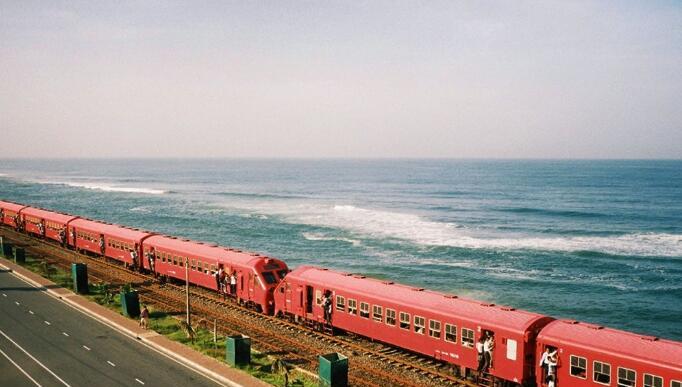 斯里蘭卡海嘯火車事故_斯里蘭卡海邊小火車_斯里蘭卡海邊小火車游記