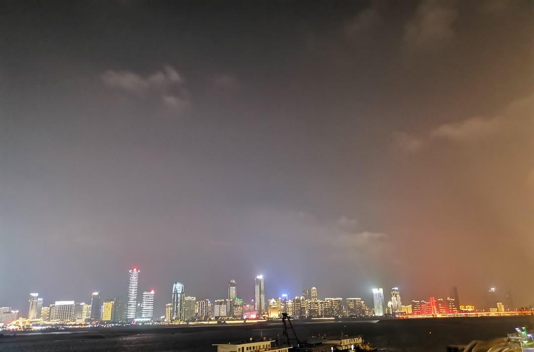南昌市晚上的江景