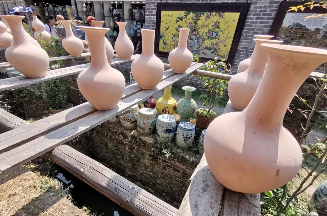 進來參觀下這里制陶的地方