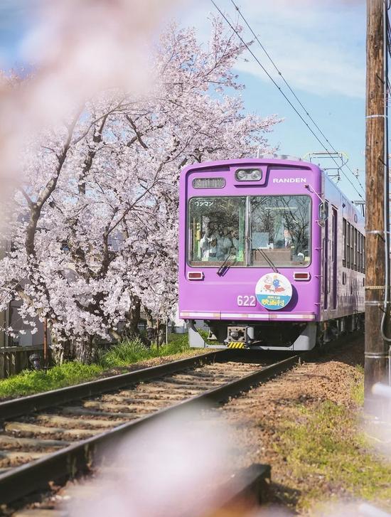 坐在火車上_火車坐上鋪還是中鋪還是下鋪好_火車坐上鋪好還是下鋪好