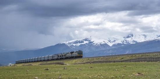火車坐上鋪還是中鋪還是下鋪好_火車坐上鋪好還是下鋪好_坐在火車上