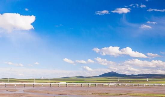 火車坐上鋪好還是下鋪好_火車坐上鋪還是中鋪還是下鋪好_坐在火車上