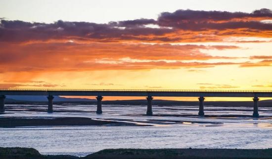 火車坐上鋪好還是下鋪好_坐在火車上_火車坐上鋪還是中鋪還是下鋪好