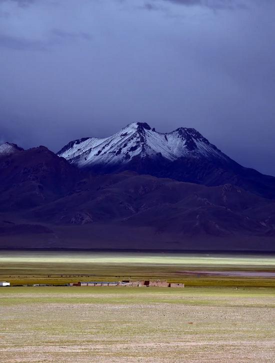 火車坐上鋪好還是下鋪好_火車坐上鋪還是中鋪還是下鋪好_坐在火車上