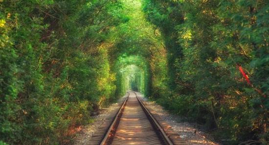 火車坐上鋪好還是下鋪好_坐在火車上_火車坐上鋪還是中鋪還是下鋪好