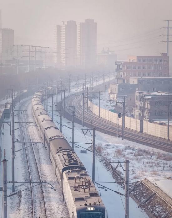 火車坐上鋪好還是下鋪好_坐在火車上_火車坐上鋪還是中鋪還是下鋪好