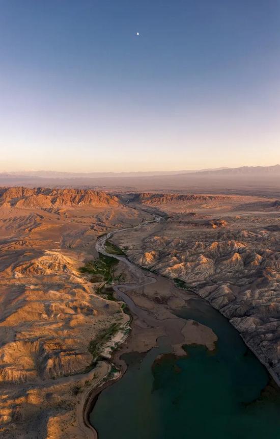 坐在火車上_火車坐上鋪還是中鋪還是下鋪好_火車坐上鋪好還是下鋪好