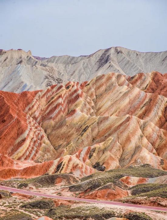 坐在火車上_火車坐上鋪還是中鋪還是下鋪好_火車坐上鋪好還是下鋪好