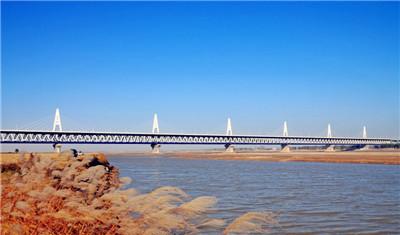 火車坐上鋪還是中鋪還是下鋪好_火車坐上車了還可以退票嗎_坐在火車上