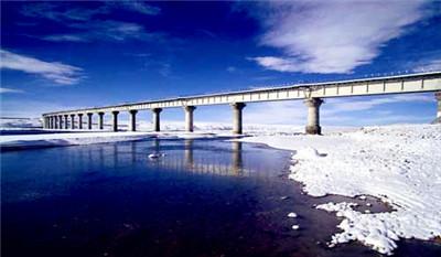 坐在火車上_火車坐上鋪還是中鋪還是下鋪好_火車坐上車了還可以退票嗎