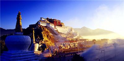 坐在火車上_火車坐上鋪還是中鋪還是下鋪好_火車坐上車了還可以退票嗎