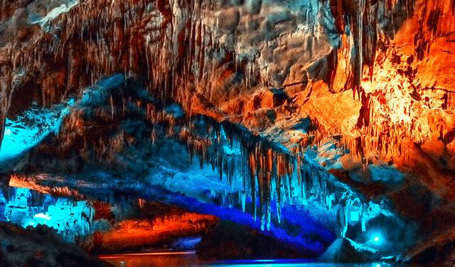 遼寧本溪水洞：鐘乳奇峰景萬千，輕舟碧水詩畫間