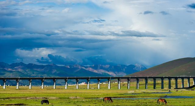 青海湖神秘藍光引人入勝,自駕之旅帶你領略壯美風光