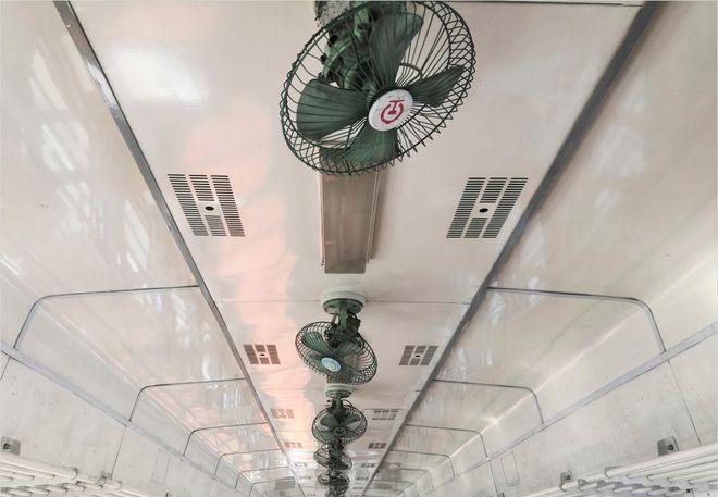 綠皮火車車廂內部尺寸_綠皮火車車廂多寬_綠皮火車尺寸