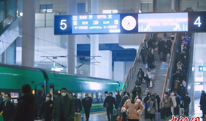 圖為列車停靠在西安站。 李子宇 攝