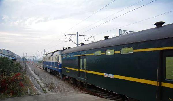 高鐵火車是虧本的嗎_k是高鐵還是火車_高鐵火車是靠什么運行