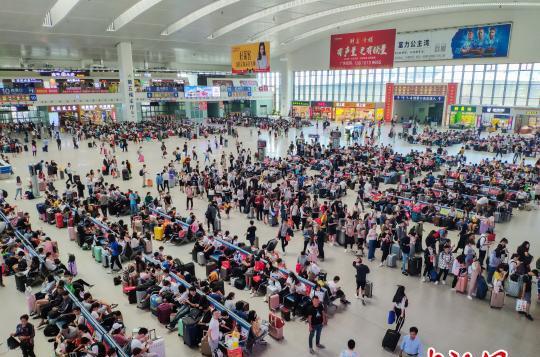 10月7日,旅客發(fā)送到達合計超20萬人次。 李南軒 攝