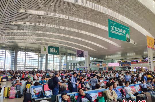 圖為旅客在候車廳候車。 李南軒 攝