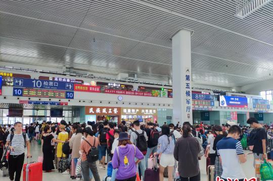 學(xué)生、探親、旅游返程客流密集,到達和出發(fā)呈現(xiàn)雙向高峰。 李南軒 攝