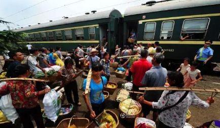 火車硬座行李放哪里_行李火車放硬座還是軟坐_火車硬座放行李箱