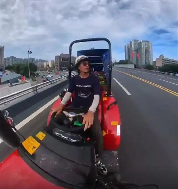 拖拉機自駕游_適合跑自駕游的拖拉機_拖拉機自駕游交警查嗎