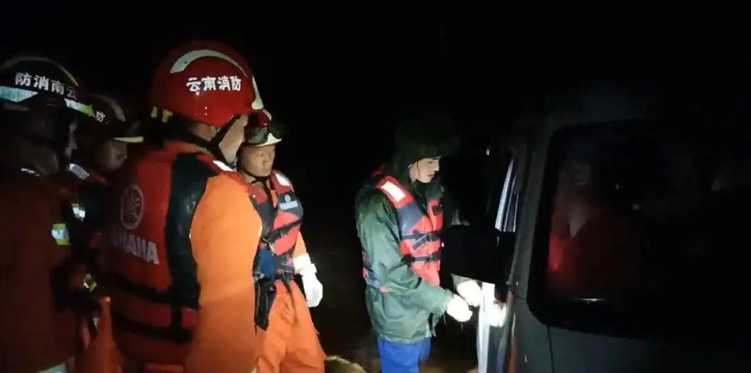 火車站屏幕上的站臺是什么意思_火車站那邊_屏邊火車站