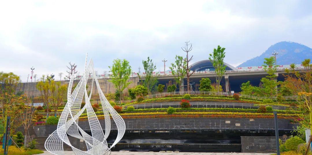 中軸線景觀B段工程打造的公園綠植環繞,市民在公園內漫步賞景 (4).jpg