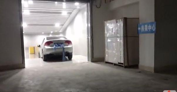 柳州一男子停車場尋車位竟遇臺階 車懸半空驚魂一刻