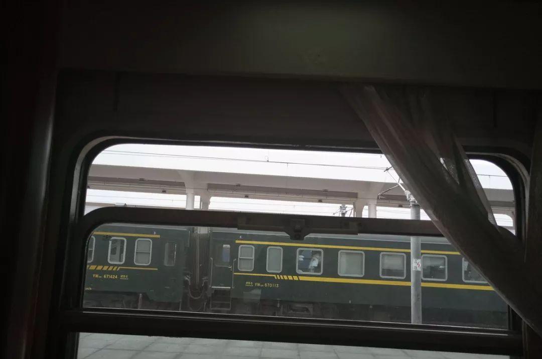 z火車上有空調(diào)嗎_火車上空調(diào)出風(fēng)口_火車車廂空調(diào)