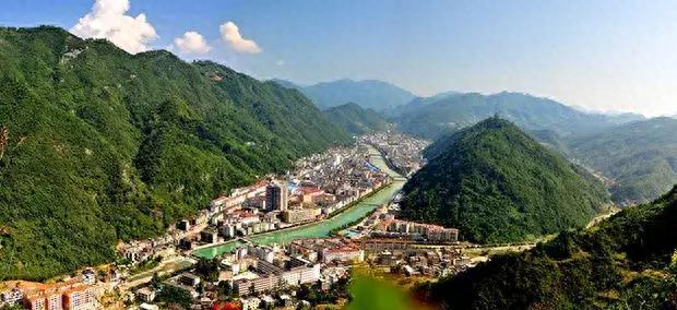 中國自駕游網:“世界天坑,民歌鎮巴”旅游攻略,快收藏