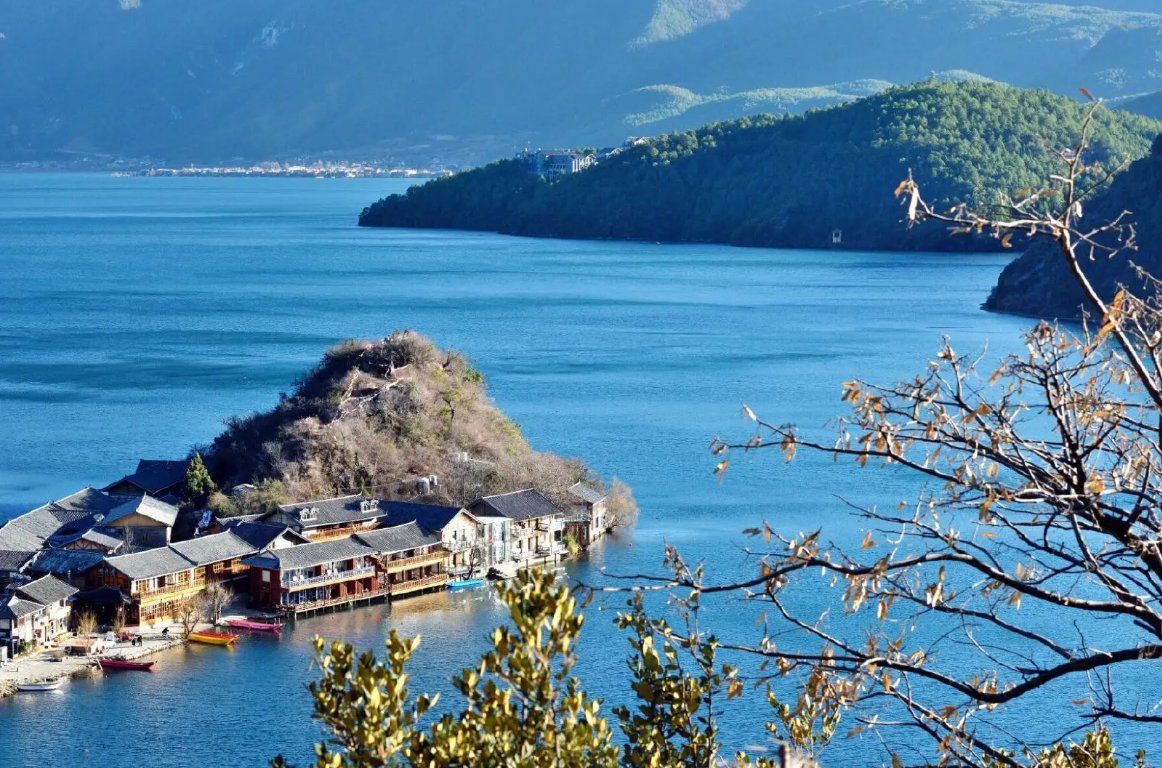 瀘沽湖旅游大全攻略，包含交通和住宿