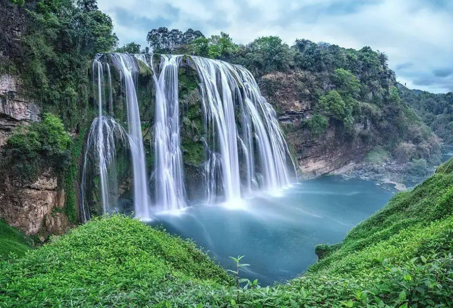 貴陽到黃果樹遠(yuǎn)不遠(yuǎn)？怎么坐車方便？